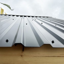 Peltikattopaketti P8 Pihavarasto, R-20 musta